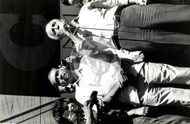 Ato do 1o de Maio, promovido pela CGT [com presença de] Franco Montoro [Governador, São Paulo, PMDB] (São Paulo-SP, 01 mai. 1986) [fotografia] / Fotógrafo(a) : Regina Vilela. -- Ref.: BR-SPMST_MST-SN-CIN_AMP_001535-012003-PER.