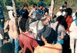 Fazenda Europa "Negociação com PM's" (Goiás, 04 jun. 1990) [fotografia] / Fotógrafo(a) : Reginaldo Pacheco. -- Ref.: BR-SPMST_MST-SN-CIN_AMP_001907-014244-OCU.