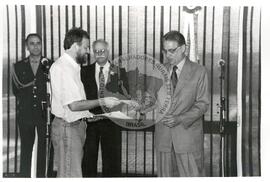 Audiência com o presidente Fernando Henrique Cardoso (Distrito Federal (Brasil), mai. 1995) [fotografia] / Fotógrafo(a) : Douglas Mansur. -- Ref.: BR-SPMST_MST-SN-CIN_AMP_000632-003592-ARV.