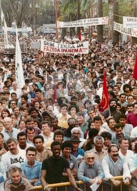 Manifestação pró Impechment - UNE E CUT (São Paulo (Estado), 25 ago. 1992) [fotografia] / Fotógrafo(a) : Juan Pezzeto. -- Ref.: BR-SPMST_MST-SN-CIN_AMP_000384-002082-AMT.