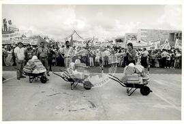 Chegada da Marcha Nacional à Brasília (Brasília-DF, fev. 1997) [fotografia] / Fotógrafo(a) : Douglas Mansur ; Paulo P. Lima. -- Ref.: BR-SPMST_MST-SN-CIN_AMP_001397-011072-MAC.