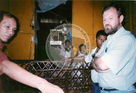 Viagem de Joelson, Ênio e João Pedro (Ásia, 1996) [fotografia] / Fotógrafo(a) : [sem autoria]. -- Ref.: BR-SPMST_MST-SN-CIN_AMP_001138-009512-RIT.