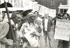 Manifestação pelo dia do agricultor (São Paulo (Estado), 25 jul. 1985) [fotografia] / Fotógrafo(a) : Regina Vilela. -- Ref.: BR-SPMST_MST-SN-CIN_AMP_000360-001726-AMT.