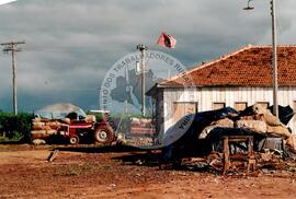 Assentamento no lote 153 do MST [sem identificação] (Itapeva-SP, 1993) [fotografia] / Fotógrafo(a) : Arquivo MST ; Bernado Fernandes. -- Ref.: BR-SPMST_MST-SN-CIN_AMP_000347-001655-ASS.