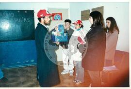 Oficina de Rádio no assentamento "Conquista da Fronteira" do MST (Hulha Negra-RS, jun. 2001) [fotografia] / Fotógrafo(a) : Leticia Barqueta. -- Ref.: BR-SPMST_MST-SN-CIN_AMP_000691-003879-ARV.