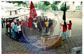 Tribunal Internacional dos Crimes do Latifúndio e da Política Governamental de Violação dos Direitos Humanos (Curitiba-PR, 02 mai. 2001) [fotografia] / Fotógrafo(a) : Douglas Mansur. -- Ref.: BR-SPMST_MST-SN-CIN_AMP_000135-001014-ACS.
