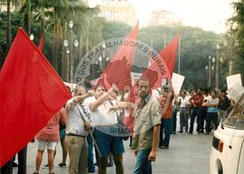 Manifestação na Praça da Sé (São Paulo-SP, [sem data]) [fotografia] / Fotógrafo(a) : Douglas Mansur ; Debora Lerrer. -- Ref.: BR-SPMST_MST-SN-CIN_AMP_000411-002414-AMT.