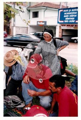 Marcha Sem Terra contra a prisão de 6 trabalhadores (São Paulo-SP, mar. 2000) [fotografia] / Fotógrafo(a) : Joaquim Duarte. -- Ref.: BR-SPMST_MST-SN-CIN_AMP_001425-011505-MAC.