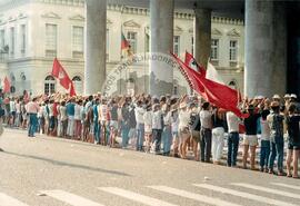 Abraço ao Tribunal de Justiça (Porto Alegre-RS, 1993) [fotografia] / Fotógrafo(a) : Arquivo MST. -- Ref.: BR-SPMST_MST-SN-CIN_AMP_000467-002715-AMT.