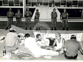Acampados no Palácio do Planalto (Brasília-DF, 02 mai. 1996) [fotografia] / Fotógrafo(a) : Francisca Montejo. -- Ref.: BR-SPMST_MST-SN-CIN_AMP_000580-003228-AMT.
