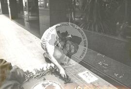 Ato em frente ao consulado brasileiro (Madri (Espanha), 24 abr. 1996) [fotografia] / Fotógrafo(a) : Arquivo MST. -- Ref.: BR-SPMST_MST-SN-CIN_AMP_001117-009206-RIT.