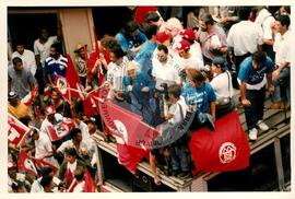 Mobilização (São Paulo-SP, 17 abr. 1988) [fotografia] / Fotógrafo(a) : Douglas Mansur. -- Ref.: BR-SPMST_MST-SN-CIN_AMP_000372-001851-AMT.
