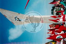 Inauguração do Monumento em homenagem a Antônio Tavares Pereira (Curitiba-PR, 01 mai. 2001) [fotografia] / Fotógrafo(a) : Leticia Barqueta. -- Ref.: BR-SPMST_MST-SN-CIN_AMP_001026-008035-ELF.