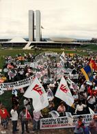 Chegada da Marcha Naciona à Brasília (Brasília-DF, 17 abr. 1997) [fotografia] / Fotógrafo(a) : Douglas Mansur. -- Ref.: BR-SPMST_MST-SN-CIN_AMP_001398-011089-MAC.