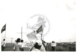 Caminhada pala Reforma Agrária (Presidente Prudente-SP, 24 jul. 1993) [fotografia] / Fotógrafo(a) : Ademir Castelani ; Bernardo Fernandes ; Fabiana Ferrarini. -- Ref.: BR-SPMST_MST-SN-CIN_AMP_001422-011472-MAC.