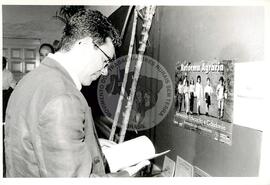 Visita do presidente do INCRA no assentamento "Sumaré" do MST (São Paulo (Estado), 23 out. 1995) [fotografia] / Fotógrafo(a) : Douglas Mansur. -- Ref.: BR-SPMST_MST-SN-CIN_AMP_000669-003748-ARV.