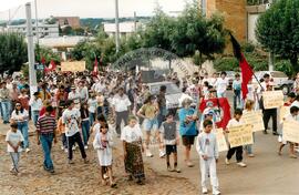 Bloqueio do trevo da BR 282 (Santa Catarina, [sem data]) [fotografia] / Fotógrafo(a) : Dirceu P. Vieira. -- Ref.: BR-SPMST_MST-SN-CIN_AMP_000488-002842-AMT.