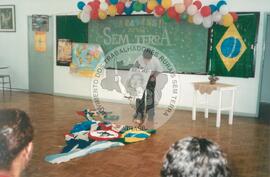 Curso de Relações Internacionais no Centro de Formação Roseli Nunes (São Paulo (Estado), set. 2001) [fotografia] / Fotógrafo(a) : Arquivo MST. -- Ref.: BR-SPMST_MST-SN-CIN_AMP_000856-005684-CUR.