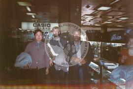 Viagem de Joelson, Ênio e João Pedro (Ásia, 1996) [fotografia] / Fotógrafo(a) : Lito Ocampo. -- Ref.: BR-SPMST_MST-SN-CIN_AMP_001137-009457-RIT.