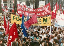 Manifestação pró Impechment - UNE E CUT (São Paulo (Estado), 25 ago. 1992) [fotografia] / Fotógrafo(a) : Juan Pezzeto. -- Ref.: BR-SPMST_MST-SN-CIN_AMP_000384-002061-AMT.