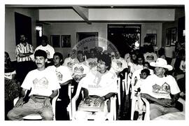 Grupo Oficina do MST presta homenagem ao embaixador de Cuba e Che Guevara (Distrito Federal (Brasil), 28 ago. 1997) [fotografia] / Fotógrafo(a) : Francisca Montejo. -- Ref.: BR-SPMST_MST-SN-CIN_AMP_000581-003239-AMT.