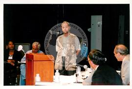 Tribunal Internacional dos Crimes do Latifúndio e da Política Governamental de Violação dos Direitos Humanos (Curitiba-PR, 02 mai. 2001) [fotografia] / Fotógrafo(a) : Douglas Mansur. -- Ref.: BR-SPMST_MST-SN-CIN_AMP_000134-000960-ACS.
