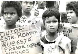 Protestos contra a prisão de posseiros (Sete Barras-SP, jul. 1987) [fotografia] / Fotógrafo(a) : Arquivo MST. -- Ref.: BR-SPMST_MST-SN-CIN_AMP_000370-001784-AMT.