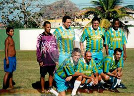 Partida de futebol entre o time do MST e do Chico Buarque (Rio de Janeiro (Estado), mar. 2000) [fotografia] / Fotógrafo(a) : Maysa Mendonça. -- Ref.: BR-SPMST_MST-SN-CIN_AMP_000805-005198-CUL.