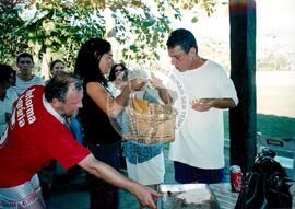 Partida de futebol entre o time do MST e do Chico Buarque (Rio de Janeiro (Estado), mar. 2000) [fotografia] / Fotógrafo(a) : Maysa Mendonça. -- Ref.: BR-SPMST_MST-SN-CIN_AMP_000805-005229-CUL.