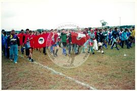 Abertura da Copa de Futebol no Pontal (Teodoro Sampaio-SP, ago. 2001) [fotografia] / Fotógrafo(a) : Leticia Barqueta. -- Ref.: BR-SPMST_MST-SN-CIN_AMP_000815-005395-CUL.