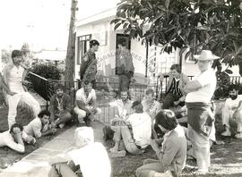 Protesto em Frente à Secretaria do Estado da Reforma Agrária (Curitiba-PR, ago. 1986) [fotografia] / Fotógrafo(a) : Arnaldo Alves. -- Ref.: BR-SPMST_MST-SN-CIN_AMP_000440-002552-AMT.