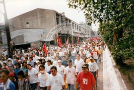 Viagem de Joelson, Ênio e João Pedro (Ásia, 1996) [fotografia] / Fotógrafo(a) : Lito Ocampo. -- Ref.: BR-SPMST_MST-SN-CIN_AMP_001137-009476-RIT.