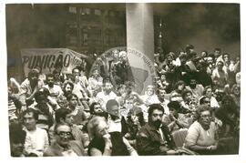 Ato público contra o assassinato de Cibele Aparecida, Manoel e Orlando Correia durante a greve de bóias-frias na cidade de Leme (São Paulo-SP, [sem data]) [fotografia] / Fotógrafo(a) : Tarcísio Geraldo Faria. -- Ref.: BR-SPMST_MST-SN-CIN_AMP_000407-002344-AMT.