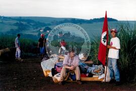 Acampamento " Nova Canudos" do MST (Porto Feliz-SP, 1999) [fotografia] / Fotógrafo(a) : Douglas Mansur. -- Ref.: BR-SPMST_MST-SN-CIN_AMP_000048-000404-ACP.