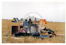 Acampamento "Guarantã" (São Paulo (Estado), jul. 1998) [fotografia] / Fotógrafo(a) : Douglas Mansur. -- Ref.: BR-SPMST_MST-SN-CIN_AMP_000045-000180-ACP.
