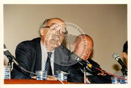 Entrevista coletiva com José Saramargo, Sebastião Salgado e Chico Buarque no "Espaço Urbano de Cinema" (São Paulo (Estado), 12 abr. 1997) [fotografia] / Fotógrafo(a) : Douglas Mansur. -- Ref.: BR-SPMST_MST-SN-CIN_AMP_000701-004179-ARV.