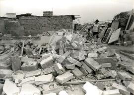 Polícia derruba 3 casas no Jardim Verônica-SP (São Paulo (Estado), 24 ago. 1987) [fotografia] / Fotógrafo(a) : MEV Puleo. -- Ref.: BR-SPMST_MST-SN-CIN_AMP_001768-012896-VPP.