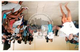 Semana Nacional de Cultura Brasileira e Reforma Agrária (Rio de Janeiro-RJ, 18 mar. 2002) [fotografia] / Fotógrafo(a) : João Laet. -- Ref.: BR-SPMST_MST-SN-CIN_AMP_001818-013519-NDT.