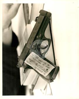 Arma que matou o Pe. Josimo Tavares (Brasil, [sem data]) [fotografia] / Fotógrafo(a) : Carlos Carvalho. -- Ref.: BR-SPMST_MST-SN-CIN_AMP_001789-012938-VPP.