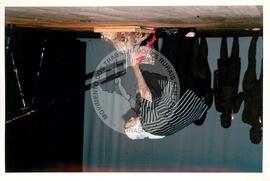 Mística de Abertura do Tribunal (Curitiba-PR, 02 mai. 2001) [fotografia] / Fotógrafo(a) : Douglas Mansur. -- Ref.: BR-SPMST_MST-SN-CIN_AMP_001917-014343-SJM.