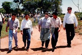 Visita do presidente do INCRA no assentamento "Sumaré" do MST (São Paulo (Estado), 23 out. 1995) [fotografia] / Fotógrafo(a) : Douglas Mansur. -- Ref.: BR-SPMST_MST-SN-CIN_AMP_000669-003770-ARV.