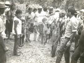 Ocupação de 2.700 famílias (Campo Erê-SC, 30 nov. 1987) [fotografia] / Fotógrafo(a) : Arquivo MST. -- Ref.: BR-SPMST_MST-SN-CIN_AMP_001828-013910-OCU.