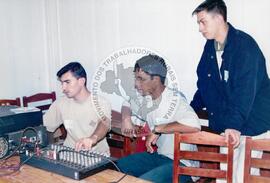 Oficina de Rádio (Cantagalo-PR, jul. 2002) [fotografia] / Fotógrafo(a) : Leticia Barqueta. -- Ref.: BR-SPMST_MST-SN-CIN_AMP_000689-003866-ARV.