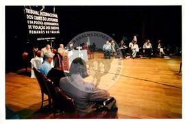 Tribunal Internacional dos Crimes do Latifúndio e da Política Governamental de Violação dos Direitos Humanos (Curitiba-PR, 02 mai. 2001) [fotografia] / Fotógrafo(a) : Douglas Mansur. -- Ref.: BR-SPMST_MST-SN-CIN_AMP_000135-000988-ACS.