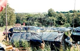 Acampamento "Nova Canudos" do MST (Porto Feliz-SP, fev. 1999) [fotografia] / Fotógrafo(a) : Douglas Mansur. -- Ref.: BR-SPMST_MST-SN-CIN_AMP_000047-000336-ACP.