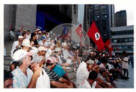 Marcha Sem Terra contra a prisão de 6 trabalhadores (São Paulo-SP, mar. 2000) [fotografia] / Fotógrafo(a) : Joaquim Duarte. -- Ref.: BR-SPMST_MST-SN-CIN_AMP_001425-011511-MAC.