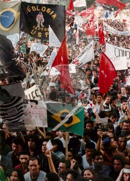 Manifestação pró Impechment - UNE E CUT (São Paulo (Estado), 25 ago. 1992) [fotografia] / Fotógrafo(a) : Juan Pezzeto. -- Ref.: BR-SPMST_MST-SN-CIN_AMP_000384-002079-AMT.