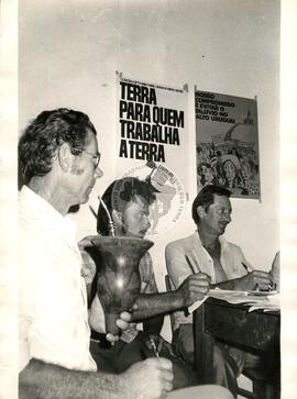 Sem Terra em audiência (Chapecó-SC, [sem data]) [fotografia] / Fotógrafo(a) : Arquivo MST. -- Ref.: BR-SPMST_MST-SN-CIN_AMP_000685-003854-ARV.