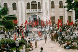 Mobilização na Praça Fausto Cardoso em frente ao Palácio do Governo (Sergipe, abr. 1996) [fotografia] / Fotógrafo(a) : Diogenes Di. -- Ref.: BR-SPMST_MST-SN-CIN_AMP_000561-003162-AMT.