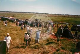 Trabalhadores no acampamento "8 de Março" do MST (Itaquiraí-MS, 1997) [fotografia] / Fotógrafo(a) : Arquivo MST. -- Ref.: BR-SPMST_MST-SN-CIN_AMP_000023-000090-ACP.